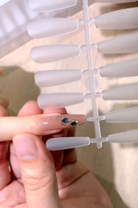 Móng úp hạt na dài form móng mỏng dẻo ôm sát móng thật có nhám sẵn