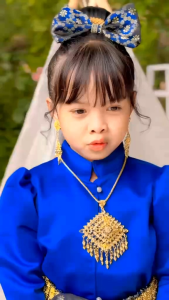 ชุดไทยเด็ก ลายไทยดอก งานผ้าไหมเงา ทอลายอย่างดี