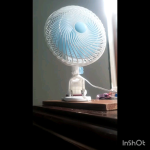 quạt kẹp cắm điện 220v hàng loại 1 quạt để bàn treo tường đường kính 23cm xoay tự động 90 độ có 2 số quạt mạnh và êm ít tiếng ồn
