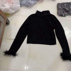 ÁO THUN CROPTOP CỔ LỌ DÀI TAY PHỐI LÔNG SANG CHẢNH
