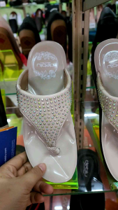 เพชรไม่หลุด ไม่ใช่งานตลาดนัด ส่งฟรี หนังแก้ว DEBLU รองเท้าแตะแบบคีบสูงภาพ รหัสL9401