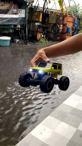 Mainan RC Jeep Defender MN 90 Qiuck Drive Spray Asap Efek Batre Cash Bisa Buat Lomba