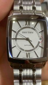 Đồng hồ nam hiệu RHYTHM QUARTZ size 32x45mm form tank  kính SAPPHIRE tráng gương có lịch 31 ngày  dây thép đúc không gỉ khóa bướm cho cổ tay từ 185cm trở lại chống nước 3Atm