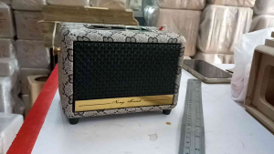 ตู้ลำโพงเปล่างานหุ้มหนัง 2 แผ่นพาสซีห, 88 * 48 มิล, บรรจุภัณฑ์พกพาขนาดตู้ 16 * 11 * 10 ซมงานดิบหุ้มหนังสวยงาม เข้ามุมเรียบเนียนไม่มีตำหนิงานละเอียด สามารถนำไปประกอบได้ทันที