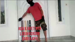 KAYU PENUTUP CELAH BAWAH PINTU DARI DEBU SERANGGA