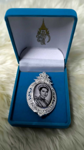 เข็มกลัดที่ระลึก พระพันปีหลวง เข็มกลัดล้อมเพชร พร้อมกล่อง งานคุณภาพ #พร้อมกล่อง# 3in1 เป็นล็อกเก็ต จี้ห้อยคอ เข็มกลัดติดเสื้อ