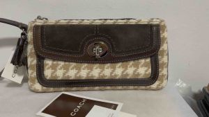 New with tag vintage houndstooth plaid tweed/suede turnlock wristlet