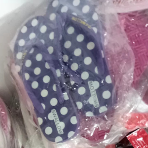 Sandal Polkadot Swallow untuk Wanita: Desain Elegan dan Nyaman\\n\\n Apa itu Sandal Polkadot Swallow?\\n\\nSandal Polkadot Swallow adalah sandal jepit yang dirancang khusus untuk wanita, menawarkan desain elegan dan nyaman. Dengan motif polkadot yang unik dan menarik, sandal ini cocok untuk berbagai acara santai dan sehari-hari. Sandal Polkadot Swallow hadir dengan berbagai warna dan model, sehingga Anda dapat memilih yang paling sesuai dengan gaya Anda.\\n\\n Desain Elegan dan Nyaman\\n\\nDesain sandal Polkadot Swallow dirancang untuk memberikan kenyamanan maksimal saat digunakan. Bagian atas sandal dibuat dari bahan berkualitas tinggi yang ringan dan lentur, sementara bagian alas sandal dirancang untuk memberikan dukungan dan kenyamanan pada kaki Anda. Motif polkadot yang elegan menambah daya tarik visual pada sandal ini, membuatnya menjadi pilihan tepat untuk berbagai acara santai.\\n\\n Fungsi dan Kelebihan\\n\\nSandal Polkadot Swallow memiliki beberapa fungsi dan kelebihan yang menjadikannya pilihan tepat untuk wanita. Beberapa kelebihan tersebut antara lain:\\n\\n- Desain elegan dan menarik dengan motif polkadot\\n- Bahan berkualitas tinggi yang ringan dan lentur\\n- Alas sandal yang dirancang untuk memberikan dukungan dan kenyamanan pada kaki\\n- Cocok untuk berbagai acara santai dan sehari-hari\\n- Tersedia dalam berbagai warna dan model\\n\\n Bagaimana Memilih Sandal Polkadot Swallow yang Cocok untuk Acara Santai?\\n\\nUntuk memilih sandal Polkadot Swallow yang cocok untuk acara santai, ada beberapa pertimbangan yang perlu diperhatikan. Pertama, ukuran dan model sandal harus disesuaikan dengan kaki Anda. Pastikan Anda memilih ukuran yang tepat agar kenyamanan terjaga saat menggunakannya.\\n\\nKedua, warna dan motif polkadot juga perlu dipertimbangkan. Pilih warna yang sesuai dengan gaya Anda dan cocok untuk acara santai yang akan Anda hadiri. Motif polkadot yang unik dapat menambah daya tarik visual pada sandal ini, membuatnya menjadi pilihan tepat untuk berbagai acara santai.\\n\\n Bagaimana Menggunakan Sandal Polkadot Swallow Sehari-hari?\\n\\nSandal Polkadot Swallow juga cocok untuk digunakan sehari-hari. Untuk memadukan sandal ini dengan pakaian, ada beberapa tips yang dapat Anda coba. Pertama, pilih pakaian yang sesuai dengan warna dan motif polkadot pada sandal. Kedua, pastikan pakaian yang dipilih tidak terlalu formal agar tetap sesuai dengan gaya santai sandal Polkadot Swallow.\\n\\nSelain itu, perawatan dan pemeliharaan sandal Polkadot Swallow juga penting untuk menjaga kualitas dan tampilan sandal. Bersihkan sandal secara teratur menggunakan lap lembut dan air hangat. Hindari mencuci sandal dengan mesin atau menggunakan bahan kimia yang keras. Jika sandal tampak kusam, Anda dapat mengaplikasikan pelembab khusus untuk sandal.\\n\\n Kesimpulan\\n\\nSandal Polkadot Swallow adalah pilihan tepat untuk wanita yang mencari sandal jepit elegan dan nyaman. Dengan desain yang menarik dan berbagai warna serta model yang tersedia, sandal ini cocok untuk berbagai acara santai dan sehari-hari. Pastikan Anda memilih ukuran dan model yang tepat serta memadukan sandal ini dengan pakaian yang sesuai untuk mendapatkan penampilan terbaik.\n}