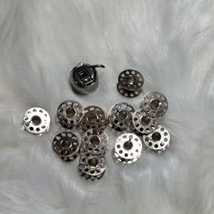 กระสวยจักรเล็ก และกะโหลกจักรเล็กหัวดำ อย่างดี สำหรับจักรเล็กหัวดำทุกยี่ห้อ