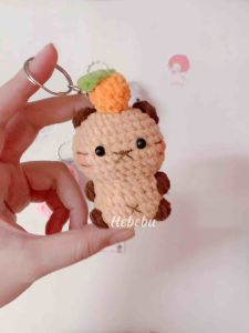 Móc khóa Mèo đội trái cam heo con - handmade len nhung mềm - Cat wearing orange keychain