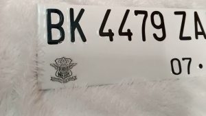 PLAT NOMOR MOTOR BAUT TANAM FONT DAN LOGO STIKER