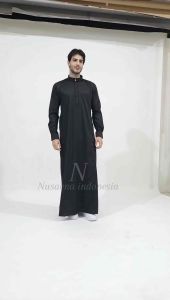 Jubah Slimfit Polos Style Haramain Nusaena Lengan Manset Kancing Jepret Resleting Gamis pria Thobe Jubah arab Jubah Hitam Gamis Hitam premium