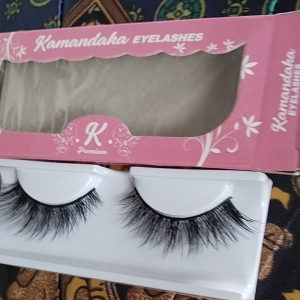 bulu mata typlas kode 0007dengan kover merk kamandaka bulu mata bisa di pakai berkali kali. bulu mata size long. cocok untuk para MUA harga per pcs/ satuan sepasang.