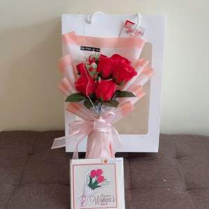 Hoa sáp 7 bông kèm túi giấy + 1 dây đèn + 1 thiệp chúc mừng