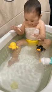 Đồ chơi nhà tắm vịt con bơi lội ngộ nghĩnh dễ thương cho bé