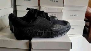 รองเท้าผ้าใบสีดำ ขนาด 37-45 (ไม่มีกล่อง)ใส่เรียนใส่ทำงานได้นะคะ พร้อมส่งค่ะ