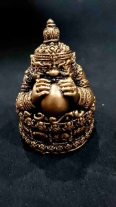 พระราหูฐานกลม ขนาดสูง 3 นิ้ว  ฐานกว้าง 2 นิ้วองค์ชนาดกำลังพอดีตั้งโต๊ะไม่ไหญ่มากขนสดกำมือเป็นงายหล่อปูนปัดด้วยสีทอง