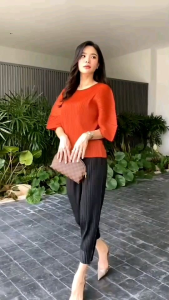 เสื้ออัดพลีทคอกลม แขนพอง  ตัดฉาก เคิร์ฟ แขนตั้ง พอง ทรงสวย Premium 👍🏻 ดีไซด์ ✨🌞✨🌞 แบบงานแบรนด์ ✔️✔️ Hi-end   งานเรียบ แต่หรูหรา  ทุกมิติ เนื้อผ้าสวยมว้ากกกกก