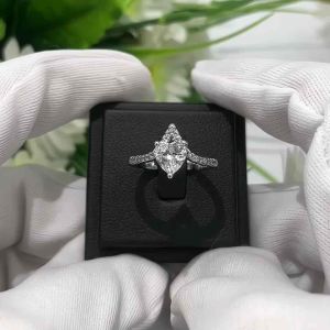 PETCHARA แหวนเพชรโมอีสรูปหัวใจ1กะรัต ชุบทองคำขาว ตัวเรือนเงิน 92.5% พร้อมใบเซอร์GRA(D2020)