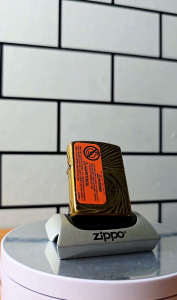 ZIPPO Elegan Spiral Logo Warna Emas