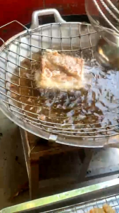 หมูกรอบ ซิลสูญญากาศ กรอบอร่อย หนังฟู หมูกรอบ Shake บิ้กเบิ้ม ถูกฝสัพ แบบไม่มีน้ำจิ้ม