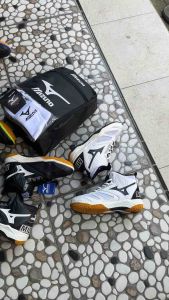 Sepatu Olahraga voli/basket/badminton Anak paket lengkap