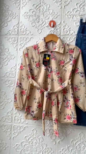 Setelan crincle motif bunga dan celana jeans anak tanggung