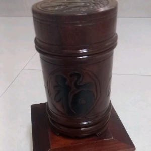 Hộp đựng trà gỗ tăm xe Cao 16cm x10cm x10cm | Chất liệu gỗ tự nhiên | Thiết kế hình trụ | Bề mặt chạm khắc chữ "Phúc" | Đế gỗ chắc chắn | Phù hợp trưng bày trong nhà hoặc văn phòng