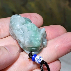 Premium Type A Jadeite 3 dimensional Pi Xiu and ancient coin pendant (with certificate)优质翡翠立体貔貅铜钱吊坠(帶证书)