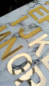 ตัวอักษรภาษาอังกฤษ A-Z ตัวอักษรอะคริลิคสีทอง ตัวอักษรอะคริลิคมิลเลอร์สีทอง สูง 10 เซนติเมตร หนา 2 มิล