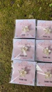 (Isi 50 pcs) Paket Souvenir Bross Bunga Lily Mutiara Putih/Souvenir Wedding Ulang Tahun dan Acara Lainnya/Souvenir Bross Murah Premium Original