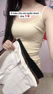 Quần short denim cao cấp màu nâu thiết kế đơn giản chất liệu bền phù hợp cho mùa hè đặt trên nền thảm lông mềm mại.