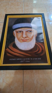 hiasan dinding cetak gambar Syekh abdul Qodir jaelani plus bingkai uk 45x65cm