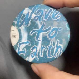 Wave To Earth Button pon