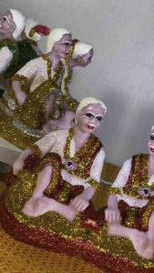 ตุ๊กตาขึ้นศาล ตา-ยาย ขนาดกลางสูง11.5ฐาน6.5x8ซม. เนื้อเรซินประดับกากเพชรทั้งองค์