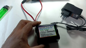 paket baterai  cas speaker bluetooth + charger 6X 18650 12Volt 8400mAh Soket 5.5mn Hitam