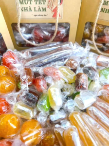 Set Mứt Tết nhà làm túi xách 1kg mix nhiều loại làm quà biếu tặng (Mứt tắc mứt me mứt mãng cầu kẹo gừng dẻo)
