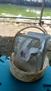 Perangsang dan pengumpul ikan air tawar. cara pakainya tambah kan 2 telor. utamakan telor bebek campur dengan teror lapak kocok hingga merata. Lalu masukkan media umpan selama 5 menit. setelah itu silahkan kuras kolam nya