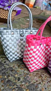 กระเป๋าสานพลาสติก ลายสอดเล็ก ร้านคละสีให้ กระเป๋าสานพลาสติก ลายสอดเล็ก ร้านคละสีให้