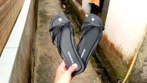 Qila76 !! Sandal Flat Tali Laba - Laba / Teplek Wanita Trendy