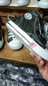 SEPATU SEKOLAH N/B BOT PEREKAT HITAM PUTIH SEKOLAH TERLARIS