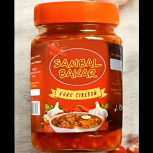 SAMBAL BAKAR ORIGINAL Nikmati sambal pedas gurih khas nusantara yang dibuat dengan resep tradisional Cirebon. Dibakar hingga harum memberikan rasa smoky yang unik.