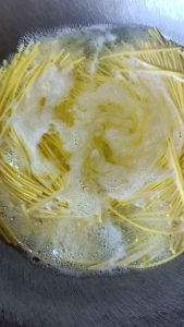 หมี่เหลืองเส้นกลมตราดอกบัวเจเส้นเหนียวนุ่มต้มง่ายทำเมนูอะไรก็ได้ทำเป็นก๋วยเตี๋ยวหรือยำหรือผัดได้หมดตามใจชอบพร้อมส่ง 3มัดขนาด 500 กรัม 59 บาท