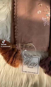 Hijab Segiempat R139 Motif Seruni: Gaya Modern & Acara Spesial