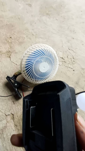 Đế lấy nguồn từ chân pin phổ thông makita 4cm có công tắc bật tắt có cổng dc để sạc pin hoặc dùng 220v qua adapter