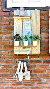 ชั้นไม้ติดผนัง ที่แขวนเครื่องมือทำสวน อุปกรณ์ตกแต่งสวน ทำจากไม้เก่าสไตล์วินเทจเป็นไม้เนื้อแข็งทั้งชุด