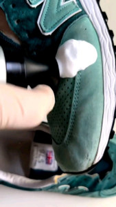 Collonil CARBON Cleaning Foam 125ml โคโลนิลโฟมทําความสะอาดรองเท้าผ้าใบ/สนีคเกอร์/รองเท้าหนัง (สูตรคาร์บอน) - Collonil.CLMVT