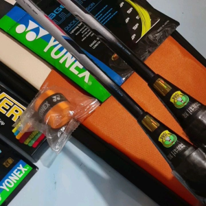 Raket Yonex Voltric 100/200 Light 5UG5: Raket Badminton Original