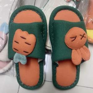 รองเท้าใส่ในบ้านกันลืนหนานุ่มป้องกันเท้าของเราใด้ดี