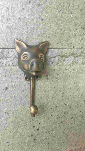 Kapstok Kuningan Antik Gantungan Baju Motif Babi Besar 1 Pcs